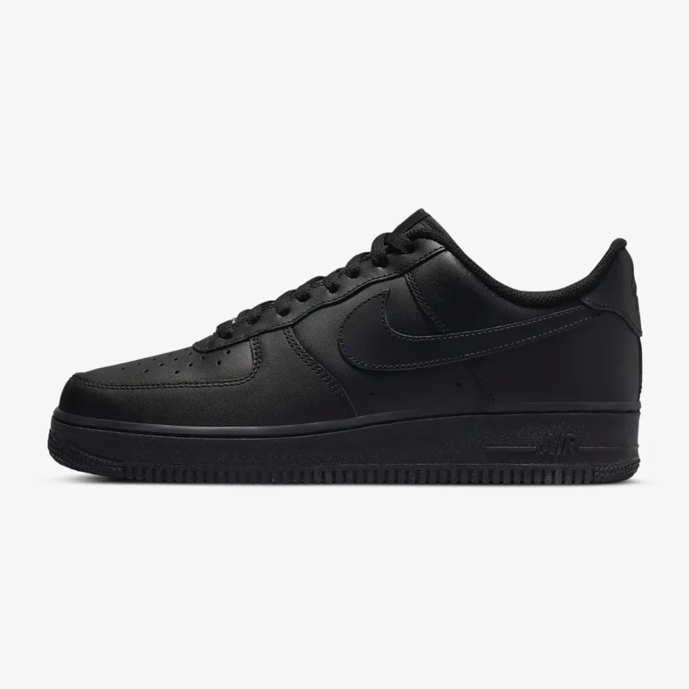 Nike air force 1 i svart storlek 36,5. Dem är ensast använda fåtal gånger och är i jättebra skick. Pris:    500 + frakt (74kr). Skor.