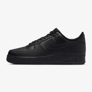 nike air force 1 svarta - Nike air force 1 i svart storlek 36,5. Dem är ensast använda fåtal gånger och är i jättebra skick. Pris:    500