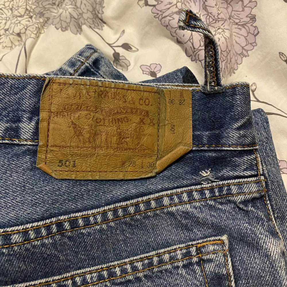 Blå jeans från Levi’s. Snygga men passar inte längre. De har gått sönder på ett ställde som syns på en av bilderna. Vid frågor skicka pm, köparen står för frakten🫶🏻. Jeans & Byxor.