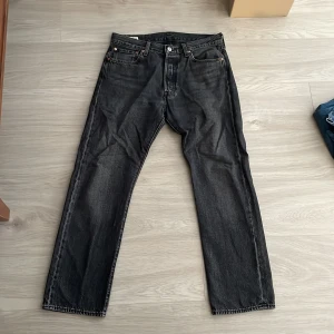 Gråa Levis 501 33/30 - Bra skick Pris kan diskuteras vid snabb affär