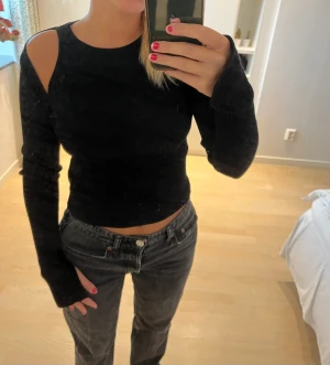 Topp från Zara  - Svart topp från zara, säljer för 180 kr exkl frakt 