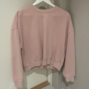 Rosa tröja  - Simple ljus rosa tjocktröja som är super gullig! Den är storlek m men skulle mer säga S🎀  60kr+ev frakt 