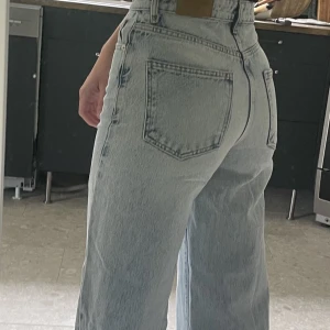Jeans - Jeans från gina tricot, i superfint skick! Passade mig perfekt i längden när jag var strax under 160cm. Nu är de lite för korta och det är därför jag säljer🩷 Nypris 799kr, säljer för 350, pris kan diskuteras💕. Storlek 32, men passar mig som vanligen har S