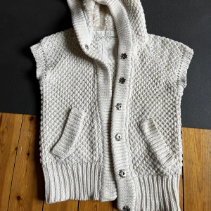 stickad hoodie väst - stickad väst med korta ärmar från zara! jättefin och passar både s och m. 