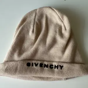 Givenchy mössa köpt på farfetch. Har en liten fläck högst upp, kolla bild två. Annars fint skick.