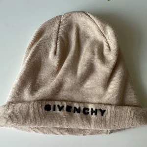 Givenchy mössa - Givenchy mössa köpt på farfetch. Har en liten fläck högst upp, kolla bild två. Annars fint skick.