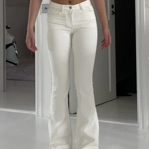 Vita flare jeans - Vita flare jeans från Mango, aldrig använda, 34, lite stretch, nypris 399kr (ludd på bakfickan inte fläck) 