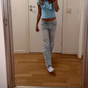 Låg midjade jeans - Säljer ett par favoriter från Gina Tricot! Passade perfekt på mig som är 160cm och egentligen bär stl 30/XS. Dessa är köpta från gina young i våras för 350 o säljs inte längre vad jag vet. Säljer pga jag har för många jeans och dessa börjat bli för små