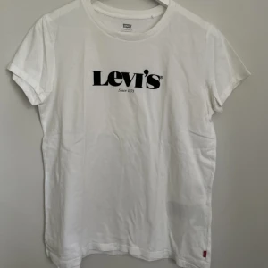 Levi’s t-shirt  - Två snygga levis t-shirts. Kommer inte till användning längre. Dom är inte använda så mycket, så väldigt bra skick.  Köp båda för 50kr.  Skriv för fler bilder🙌🏻🙌🏻💞