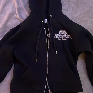 Juicy coulture tröja  - Svart juicy culture tröja som jag säljer, köpte den för 1000kr förra året men har inte använt så mycket. Säljer för 300kr plus frakt. Tar endast Swish 