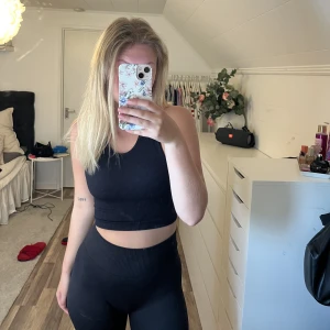 Svart tränings sett - Svart tränings sett i storlek Xs. Tryck ej på köp nu 