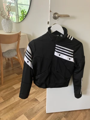 Addidas jacla - En jättefin addidas jacka i nyskick. Storlek S