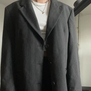 Oversized kavaj - Supersnygg till basic outfits! Passar mellan S-L beroende på hur man vill att den sitter