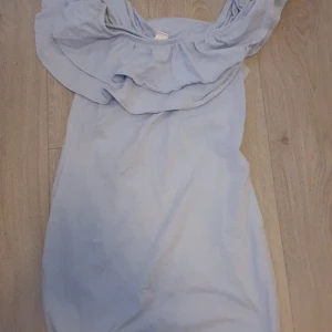 Klänning - Säljer denna urgulliga  klänningen med jätte härlig färg💗 passar till nästan alla tillfällen och sitter jätte snyggt och bekvämt. Kontakta om ni är intresserade eller har frågor!