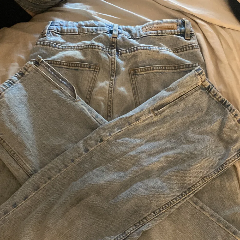 Superfina low/mid waist jeans med slit längst ner✨32cm rakt över midjan & 70 cm innerbenslängd✨ Säljes pga för små. Kan sänka priset vid snabb affär!. Jeans & Byxor.
