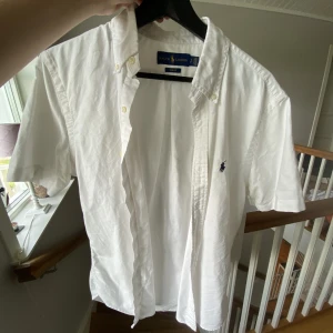 Ralph Lauren skjorta  - Kortarmand skjorta som är svinsnygg under sommaren! Pris kan diskuteras.