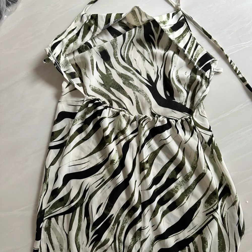 Sexig kort  klänning otroligt vacker på ryggen storleken passar S& M. Klänningar.