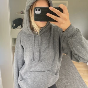 Hoodie - Hoodie från Bik bok, lite nopprig annars som ny!🤍