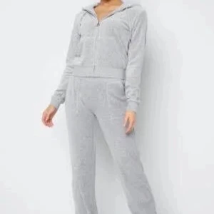 Juicy couture byxor - Hej jag säljer mina gråa juicybyxor i storlek xxs pågrund av att de inte kommer till användning. Dom är i superbra skick förutom att metalldekoren på ena snöret har lossnat🥲jag har inte helt bestämt pris så hör av er vid förslag. Kom privat för mer info❤️❤️