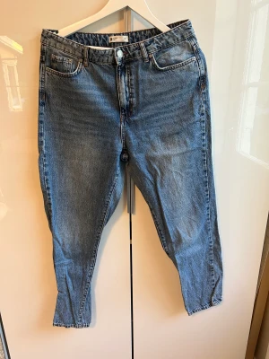 Momjeans - Momjeans från Gina Tricot i storlek 42. Lite använda men i bra skick. 