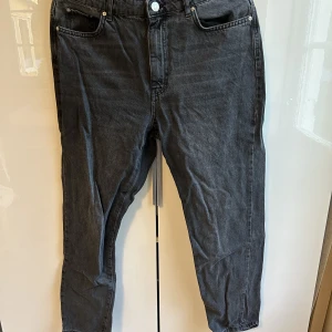 Svarta Momjeans - Svarta momjeans i bra skick. Köpta på Gina tricot i storlek 42.