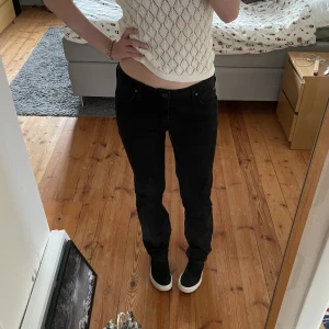 Lee jeans  - Lågmidjade jeans från Lee i fint skick. 💖Kom privat vid frågor!