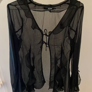 Topp - Sjukt snygg topp från Bikbok! Köpt för ett år sedan men endast använd en gång😁 Passar xs-m, skriv för fler bilder!🥰