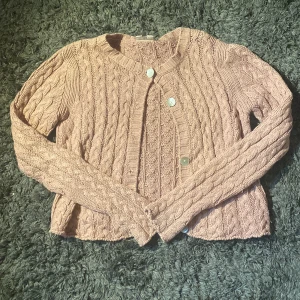 Stickad kofta från pomp de lux  - Skön stickad kofta, saknas en knapp men det syns knappt(syns på bild 2). Passar xs,s kanske m