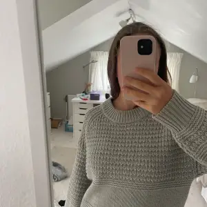 Så unik o fin tröja köpt i 🇺🇸, så fin gråblå färg!! Perfekt nu när det blir lite kallare!!