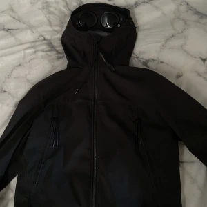 C.P company jacka - Säljer nu min C.P company Shell-r Google jacket, som är i storlek s har du fler frågor så tveka inte på att kontakta mig! Nypris 4000kr