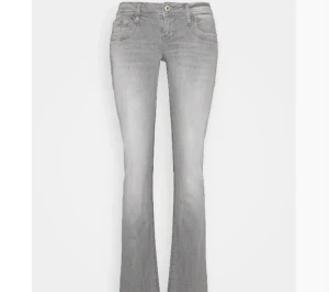 Ltb jeans  - Säljer dessa jätte fina jeans för dem är för stora för mig. Skriv om ni har några frågor 💞 dem har ett hål men syns knappt 