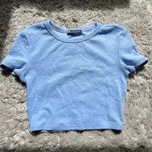 Gullig liten himmelsblå T-shirt från Zara. Perfekt basplagg 🥰