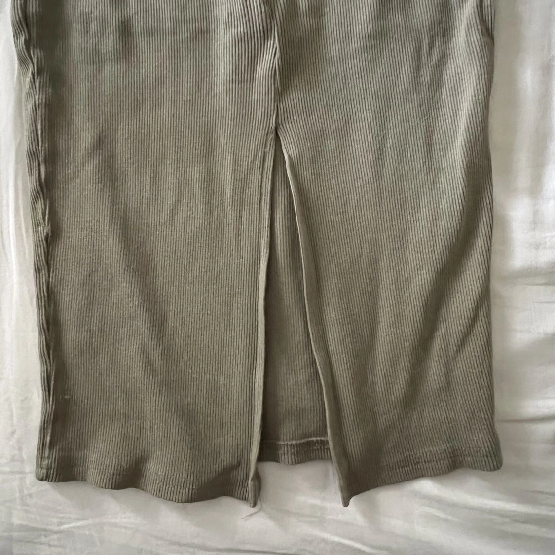 Lång olivfärgad bodycon klänning - 90