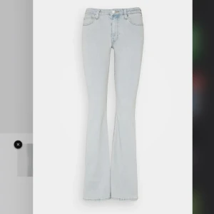 Weekday jeans  - Säljer dessa ljusblåa jeans från weekday. Dom är helt nya med lappar kvar. Säljer då dom var för små i midjan på mig men perfekta i längden på mig som är 165cm lång. Nypris:639kr 