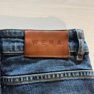 Jeans från märket Wera, fint skick med det är ett litet hål på bakfickan. Strl 34 Pris 200 kr
