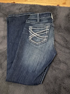 Lågmidjade jeans  - Nu säljer jag mina mid/lågmidjade jeans, använda få tal gånger och ny pris 1000. Stork 26/32💕