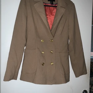 Brun vårjacka  - Brun jacka från hm använd en säsong. 