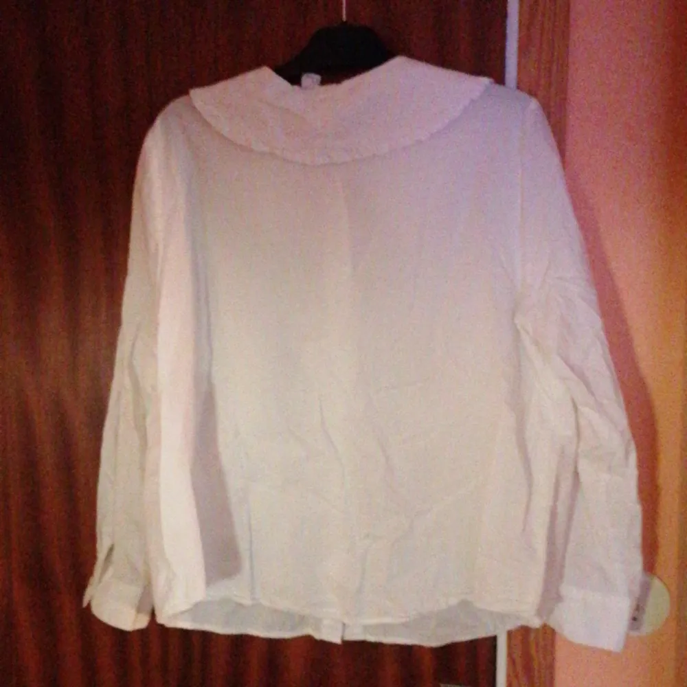Vit skjorta med en frail krage från H&M i storlek XL från kvinn avdelningen. . Skjortor.