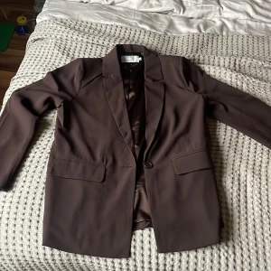 Kavaj nelly - Sparsamt använd, inga anmärkningar. Har tillhörande byxor som man kan få till rabatterat pris om man köper hela setet.