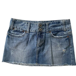 Jeanskjol  - Jeanskjol med två knappar. Basic och snygg. Midja: 82 cm, längd: 29 cm 🫶🏼