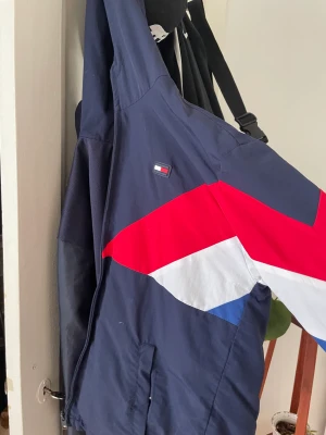 TH JACKA  - Äkta TH jacka från kidsbrandstore  Köpt för ca 800 och är knappt använd 