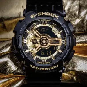 Casio G-Shock-klocka jag har till salu:  Denna klocka är en ikonisk modell från Casio G-Shock-serien, känd för sin hållbarhet och pålitlighet. Den har en robust konstruktion som är vattentät och stötsäker, vilket gör den perfekt för alla utomhusaktivitete