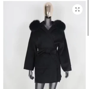 Kappa med äkta päls - Säljer min fina kappa från ssstore i storlek S, modellen dallas, äkta päls. Användes endast november2022-januari2023. Hör av er vid intresse & fler bilder! 