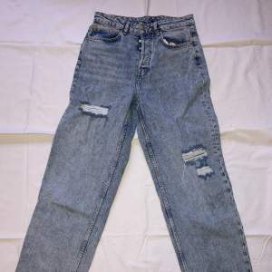 Blåa jeans med raka ben och några små slitningar, knappar istället för gylf, köparen står för frakten och priset går att förhandla 