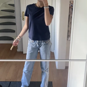 Weekday jeans - Ett par ljus blå los waist weekday jeans som inte kommer till användning längre, i storleken 25/32. (Passar mig som är 170) Dom är i mycket bra skick, skriv för längd osv. Använd gärna köp nu knappen😽