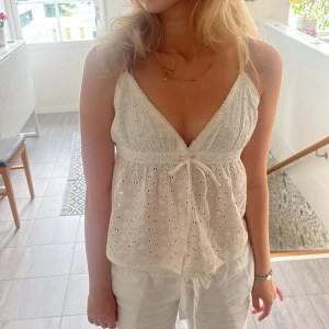 Linne/blus - Vitt linne/blus, justerbara straps. Inga skavanker eller synliga fel