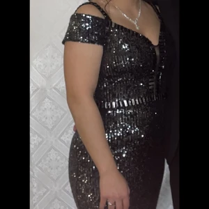 Fest klänning  - Jätte bra skick Använd bara 1 gång  Storlek 38  Vid snabb affär kan pris diskuteras🥰