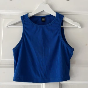 Linne - Blått croppat linne!