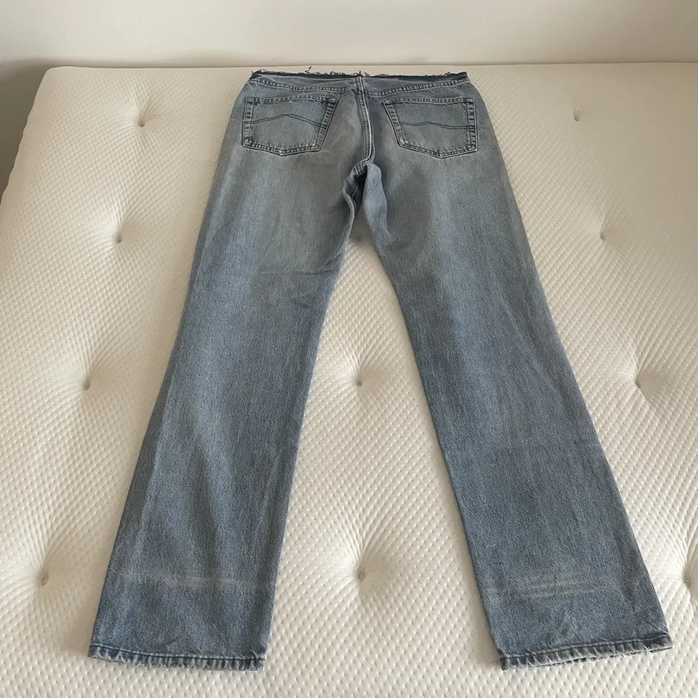 Lågmidjade 501 liknande jeans inspirerade av Mariah Careys jeans från heartbreaker musikvideon. Tyvärr är de här för stora på mig.. jag bär storlek s och de här skulle passa storlek m. Jättefint slitna enligt mig. . Jeans & Byxor.