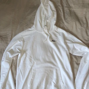Fila hoodie - Fila hoodie strlk S, cond 8/10 använd 1-2 ggr. Säljes pga av att den aldrig används.